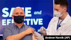 АКШнын вице-президенти Майк Пенсе (Mike Pence) коронавируска каршы Pfizer-BioNTech вакцинасы менен эмделди. Ак Үй, Вашингтон. 2020-жылдын 18-декабры.
