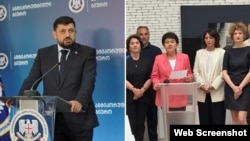 Грузинские НПО заявили, что получили письмо с угрозами от главы Антикоррупционного бюро Раждена Купрашвили (слева) 