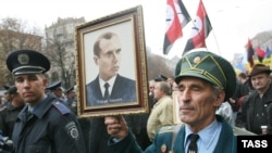 В отличие от западных районов, на востоке и юге Украины Бандера по-прежнему антигерой