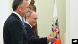 Володимир Путін вітає спеціального посланця Дональда Трампа Стівена Віткоффа під час зустрічі в Кремлі, Москва, 25 квітня 2025 року