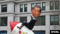 Аргументы администрации Джорджа Буша (на ракете) не убеждают многих