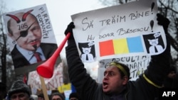 Один из демонстрантов акции протеста против президента Румынии Траяна Бэсеску. Бухарест, 20 января.  