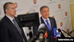 Кырымның үзешчән хөкүмәте башлыгы, "Гоблин" кушаматлы Сергей Аксенов һәм Татарстан президенты Рөстәм Миңнеханов 5 мартта Акмәчеттә үткән очрашудан соң журналистлар сорауларына җавап бирә