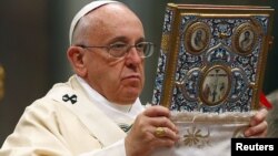 Հայոց ցեղասպանության 100-րդ տարելիցի կապակցությամբ Վատիկանում՝ Սուրբ Պետրոսի տաճարում Հռոմի Ֆրանցիսկոս պապը պատարագ է մատուցում, 12-ը ապրիլի, 2015թ.