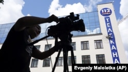 Пошкодження на фасаді будівлі телеканалу «112 Україна» від пострілу з гранатомета, Київ, 13 липня 2019 року