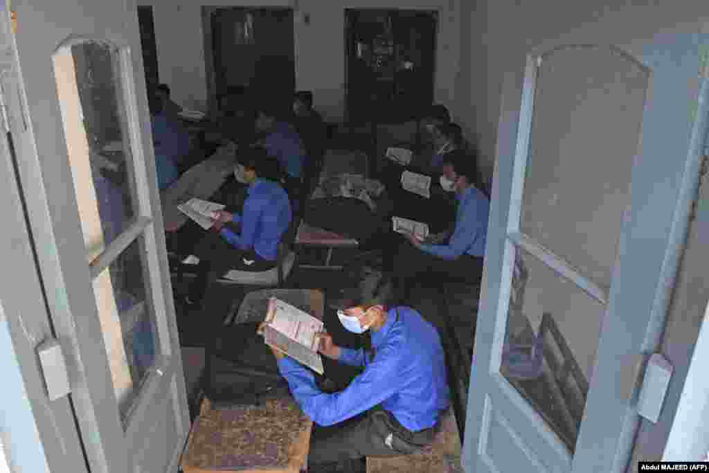 Сабак учурунда беткап кийип отурган студенттер. Пешавар, Пакистан. 15-сентябрь, 2020-жыл.&nbsp;