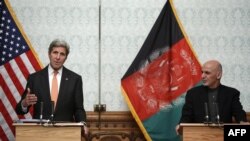 АКШнын мамлекеттик катчысы Жон Керри Ооганстандын президенти Ашраф Гани менен Кабулда. 9-апрель, 2016-жыл