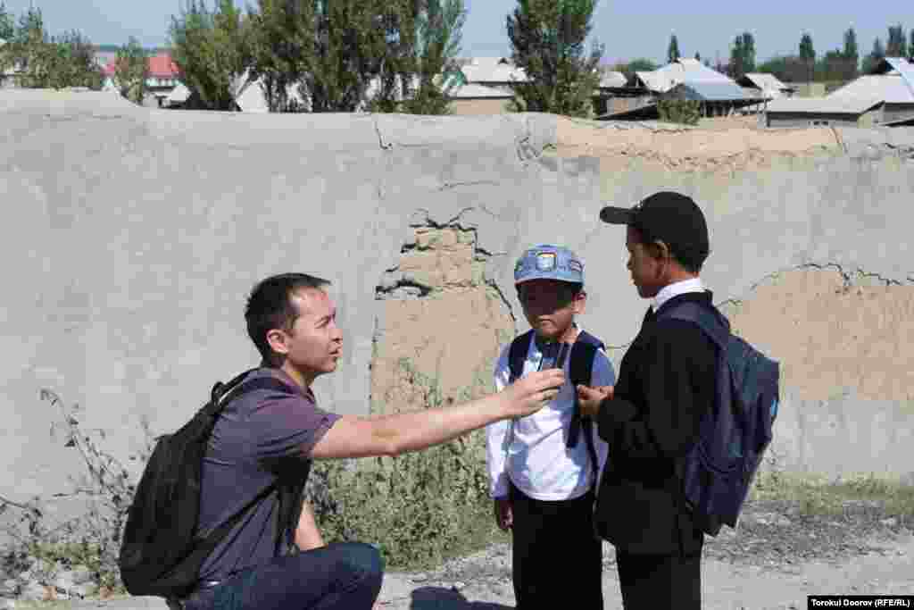 Акжарлык балар конушта мектеп жоктуктан башка жакка каттап окуганга аргасыз.