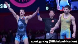 (Солдон оңго) Кыргызстандык Акжол Махмудов, рефери жана казакстандык Демеу Жардаев.