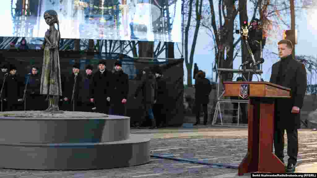 За різними даними від Голодомору 1932-33 років померло від 4 до 8 мільйонів українців. Ці втрати співставні з втратами України у Другій світовій війні. Ми українці і нам усе до снаги, але є дві речі, яких ми ніколи не зможемо &ndash; не зможемо це забути, не зможемо це пробачити&raquo;, &ndash; сказав президент України, виступаючи на вшануванні 86-х роковин Голодомору 23 листопада в Києві 