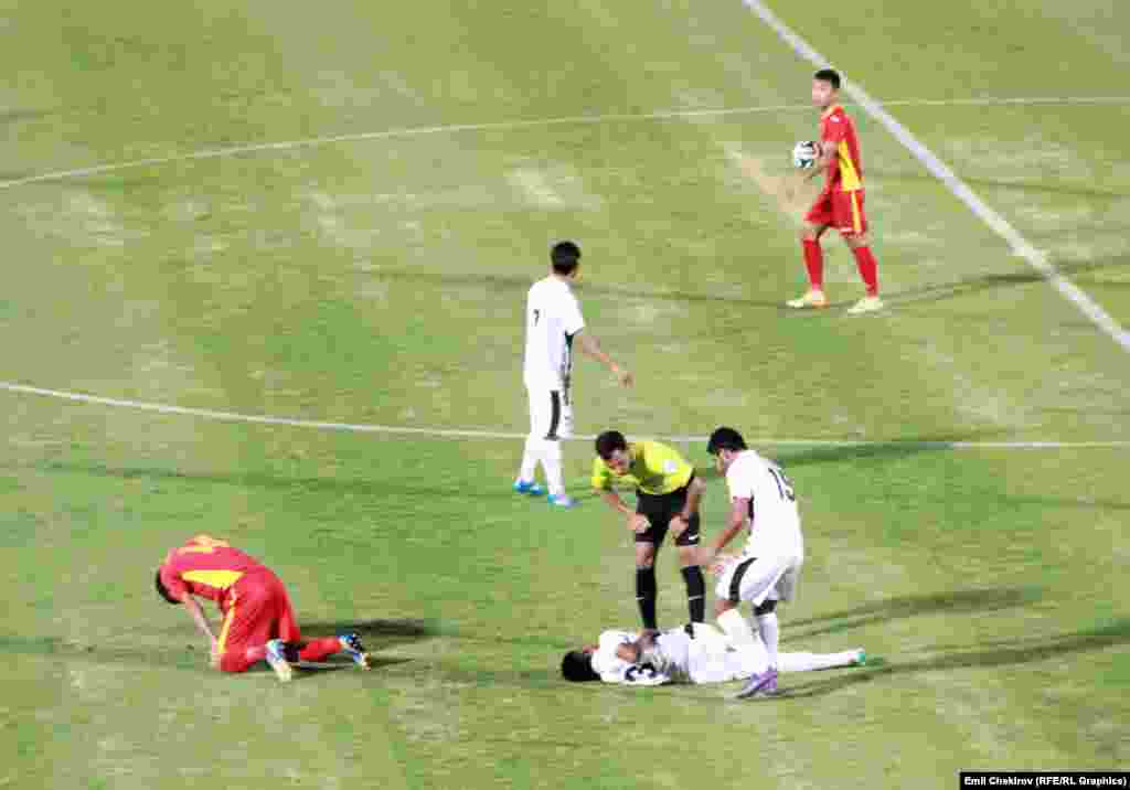 Экинчи таймда Пакистан чабуулчусу Мансуур Хан эки голду атаандаш дарбазасына киргизип, өз командасын алдыга чыгарды.