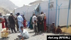 شماری از عودت کننده‌گان که تازه از پاکستان برگشته اند.