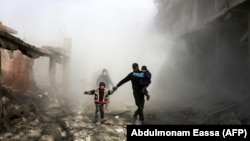 Дамаск түбіндегі Джисрин қаласында әуе шабуылдарынан бас сауғалап бара жатқан тұрғындар.  Сирия, 8 ақпан 2018 жыл.