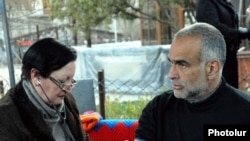 Врач проводит медицинский осмотр Раффи Ованнисяна, 24 марта 2011 г.