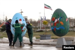 Ноорузга байланыштуу сүрөт тартылган жасалгалар орнотулууда. Тегеран, Иран. 2021-жылдын 17-марты.