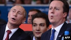Владимир Путин менен  Дэвид Камерон дзюдочулардын таймашын көрүштү