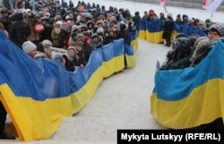 На честь Дня Соборності в «ланцюг єднання» стали сотні жителів Бахмута, 22 січня 2018 року