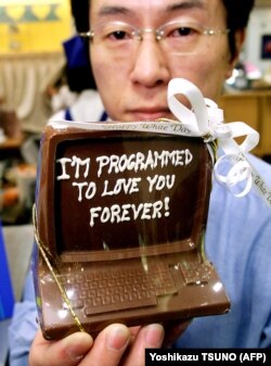 Дүкөн сатуучусу. Токио. 14-февраль, 2001-жыл.