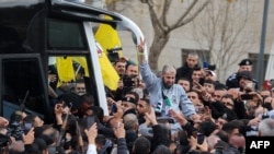 Колишній палестинський в'язень, звільнений Ізраїлем, після прибуття до Рамалли на автобусі Міжнародного комітету Червоного Хреста, 1 лютого 2025 року.