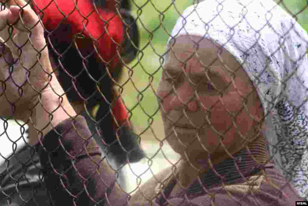 Зордуктоо, ок атуу фактыларын тергөө калыс жүрбөсө, 10-майдан тарта  мөөнөтсүз митингдер башталаары  эскертилди. - Kyrgyzstan -- Kyrgyz Lawmakers to Discuss the Cause of the Inter-Ethnic Tensions in the Town of Petrovka,30april2009