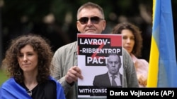 Під час акції проти візиту керівника МЗС Росії Сергія Лаврова до Сербії. Белград, 6 червня 2022 року. Лавров не зміг потрапити до Сербії, бо Чорногорія, Північна Македонія та Болгарія закрили небо для прольоту його літака