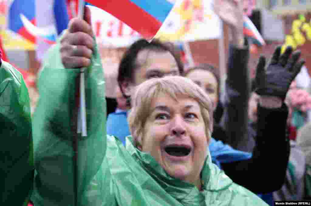 Красная площадь. Народ приветствует профсоюзных вождей.