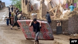 مردم در تلاش اند با هزینه های شخصی خود و همکاری همدیگر به مشکلات ناشی از سیلاب ها رسید‌گی کنند.