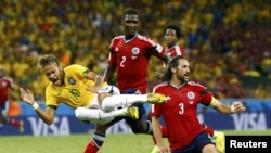 Лаҳзаи лат хӯрдани Неймар