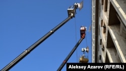 В зал заседаний со стороны улицы для съемок фильма «В эпицентре мира» были направлены осветительные приборы, поднятые при помощи телескопических стрел. Алматы, 19 декабря 2017 года.