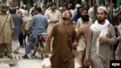 Пешевардын тургундары жер силкинүүсү учурунда. 26-октябрь, 2015-жыл.