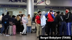 Мигранты из Кыргызстана в аэропорту в России. 
