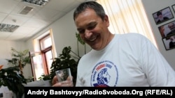 2015 року Служба безпеки України повідомила, що Вадим Колесніченко оголошений в розшук