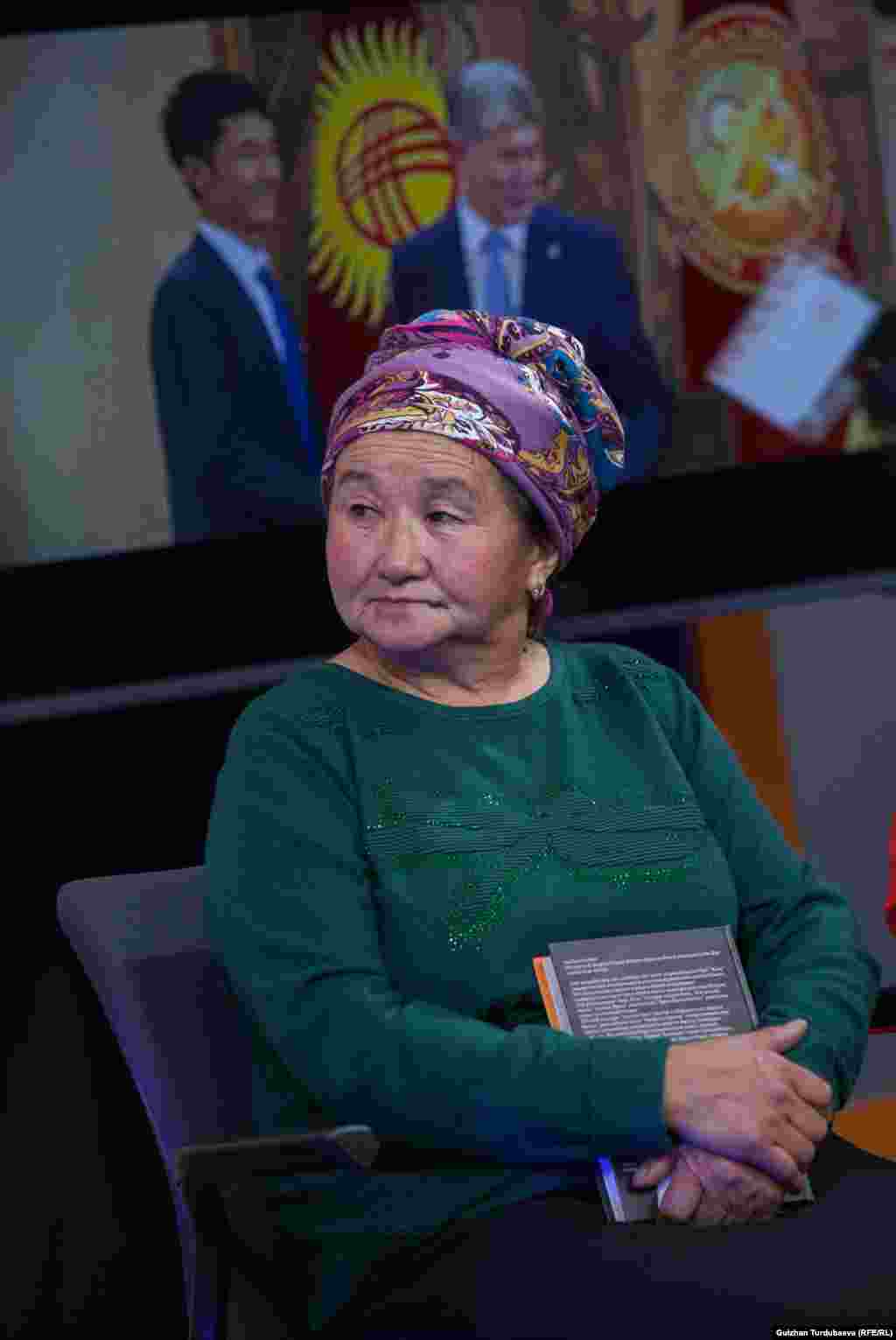 &quot;Уланбектин аз өмүрү китепке айланганы жүрөгүмдү оорутуп турса, бир чети жаш болсо да эмгеги сиңип, китеби чыгып жатканына кубанып турам&quot; (Жыпаргүл Сариев Уланбектин апасы).&nbsp;