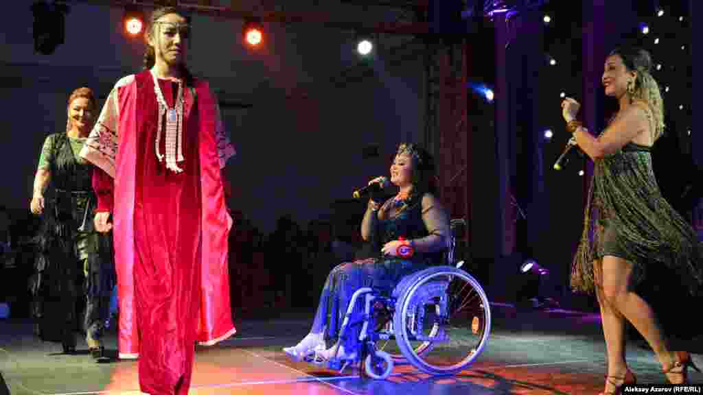 Финалистка Женисгуль Даулетова исполнила песню &laquo;Алма гулдер&raquo;. Модели ходят по сцене в одежде, сшитой самой Женисгуль. По итогам конкурса красоты она получила диплом в номинации &laquo;Творческая натура&raquo;.