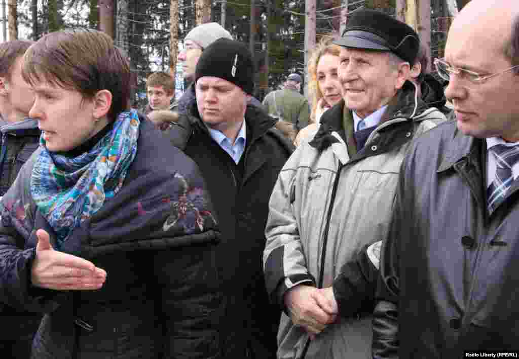 Евгения Чирикова  объясняется с зампредом правления "Российские автомобильные дороги"  Сергеем Кельбахом