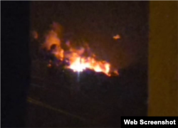 Кадри очевидців з Луганська, момент влучаня БПЛА у вже палаючий об'єкт