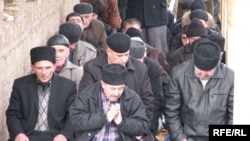 Молитва на вулиці - місця в мечеті вистачило не всім