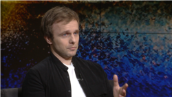 Diňle: 'Men saklandym, maňa ýazmaň!': Azatlygyň žurnalisti nädip Krymda assyrynlykda işledi
