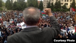 Адзіны кандыдат на прэзыдэнта Азэрбайджану ад шэрагу вядучых апазыцыйных сілаў Джаміль Гасанлі заявіў у суботу, што ў выпадку абраньня ня дасьць краіне пераўтварыцца ў дыктатуру.