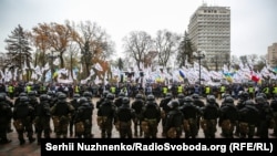 Протест підприємців під стінами парламенту, які вимагали, зокрема, скасувати карантинні обмеження