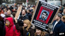 Акція протесту проти дій Москви біля посольства Росії у Варшаві, 2 березня 2014 року