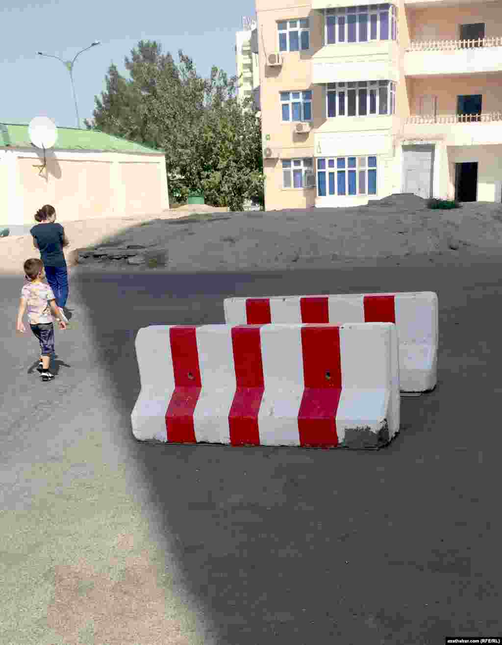 На улицах микрорайона установлены бетонные плиты&nbsp;