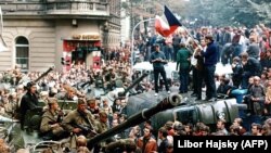 Пражани зупиняють радянські танки на вулицях столиці тогочасної Чехословаччини під час вторгнення військ Варшавського договору, яким керували компартійні верхівки СРСР та його сателіти. Прага, 21 серпня 1968 року 