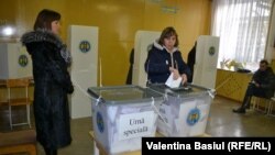 Молдова Европанын эң жакыр өлкөлөрүнүн бири жана 4 миллиондой элинин 78 процентке жакыны молдовандар, калган 14 проценти орустар жана украиндер.