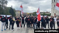 Удзельнікі забегу ў Вільні на акцыі салідарнасьці зь беларускімі палітвязьнямі.