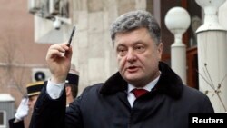 Петро Порошенко вшановує пам’ять загиблих французьких журналістів біля посольства Франції в Києві, 9 січня 2015 року