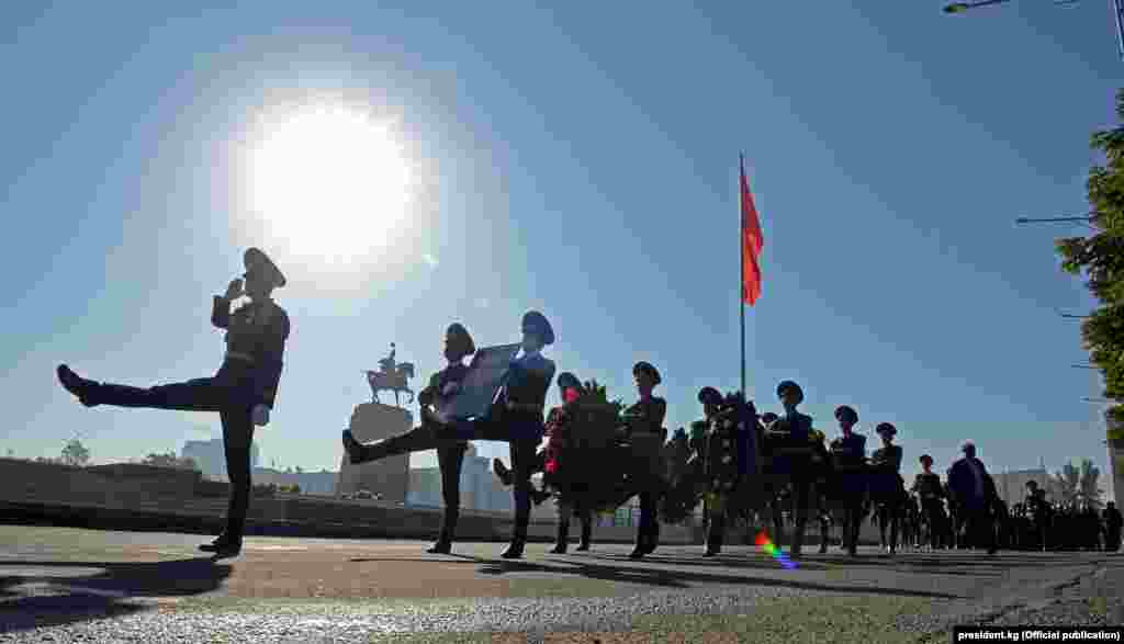 Маркум вице-премьер-министр, Республикалык шайлоо штабынын башчысы, 38 жаштагы Темир Жумакадыров менен кошо 30 жаштагы жардамчысы Нурлан Жамгырчиев жана 33 жаштагы айдоочусу Нурбек Муканов бараткан &laquo;Тойота Лэндкрузер&raquo; автоунаасы 7-октябрда таңкы саат 7:30да Бишкек-Чалдыбар жолунун 36-чакырымында,&nbsp;Москва районунун Садовое айылында &ldquo;КамАЗ&rdquo; менен кагылышкан.&nbsp;Жол кырсыгынан үчөөнүн тең өмүрү кыйылды.&nbsp;Өкмөт алар Талас облусундагы шайлоо түйүндөрүнүн даярдыгын текшерүү үчүн баратканын маалымдады.&nbsp;Жумакадыровдун артында үч кызы, Нурлан Жамгырчиев менен Нурбек Мукановдун артында бирден жаш балдары калды. 