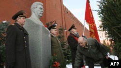 Росія - Члени Російської комуністичної партії покладають квіти на могилі Йосипа Сталіна на Червоній площі, Москва, 5 березня 2009 р.