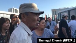 Активист Серик Оразов во время митинга у здания акимата Актюбинской области. Актобе, 6 июля 2019 года. 
