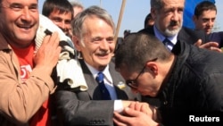 Крымские татары встречают на границе Крыма своего национального лидера Мустафу Джемилева.  3 мая 2014 года. 